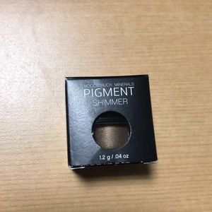 Younique Moodstruck mineral pigment shadow